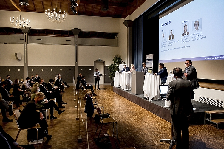 50 Personen durften live in der Festhalle in Sempach an der Veranstaltung teilnehmen, der Rest konnte die Diskussion online verfolgen.