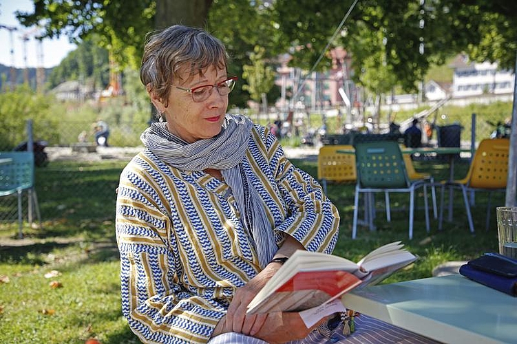 Draussen in der Natur in Ruhe ein Buch lesen. Für Sibylle Schmitt ist das genau das Richtige.