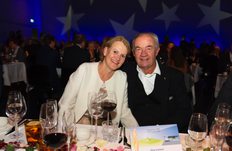 Jörg Lienert und seine Frau Rosmarie. Er wurde unter viel Applaus zum Ehrenmitglied des Tourismus Forum Luzern ernannt.