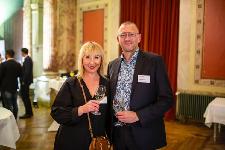 Christina Ortstadt und Elmar Bernet von Artmax Brandsupport kommen jedes Jahr gerne wieder an den Apéro und treffen dabei auf altbekannte und neue Gesichter.