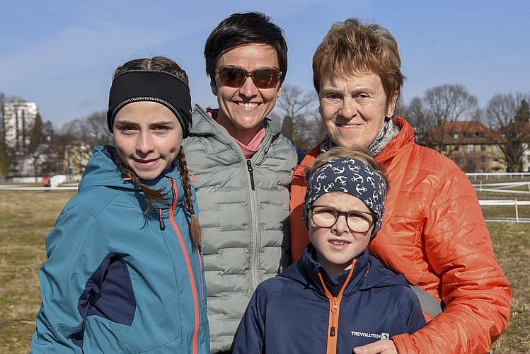 «Der Wettkampf am Lozärner Cross ist sehr cool, und ich verbessere mich von Jahr zu Jahr», meinte (v. l.) Vanessa mit Tanja Feierabend, Marie-Theres Niederberger und Robin Feierabend.