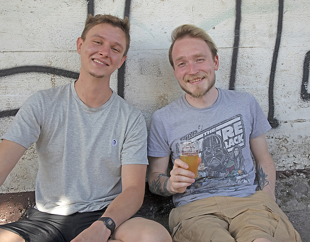 Was braucht es mehr im Leben? Sommer, Musik, ein kühles Bier und einen guten Kumpel. Timo Hofstetter (l.) glücklich zusammen mit Lucian Söchtig.