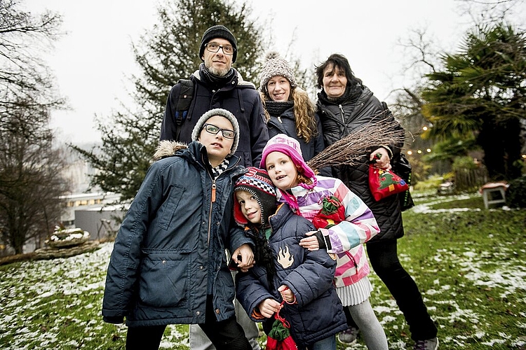 Familie Frei mit Massimo Bacchi (l.) sowie Celina (Mitte) und Anita mit den Kindern Renato, Livio und Luisa (v.l.). Der Jüngste geht gerne in die Spielgruppe und ist erstaunt, dass der Samichlaus dies weiss.