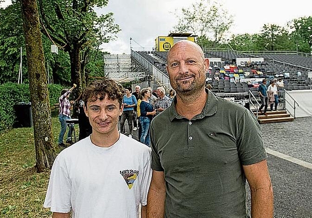 Nando (links) und Benny Portmann haben den Film letztes Jahr im Open-Air-Kino
gesehen und die gleichen Sitzplätze mit Jacken reserviert.