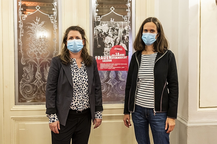 Die beiden im Vereinsvorstand tätigen Historikerinnen Angela Müller (links) und Silvia Hess gaben einen kurzen Rückblick über die Entwicklung des Frauenstimmrechts zum Besten.