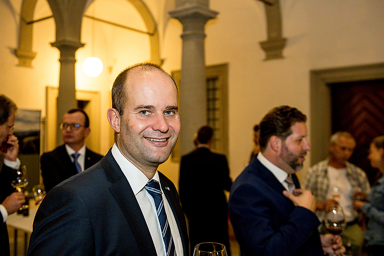 Für den Luzerner Landwirtschaftsdirektor Fabian Peter bringen die Herausforderungen im Umwelt- und Klimabereich Chancen für den Weinbau mit sich.