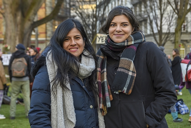 Ana Gamero (links) und Arianis Gutierrez waren wegen einer Freundin im Vögeligärtli. Sie finden, dass die Gewalt gegen Frauen immer noch allgegenwärtig ist, weshalb sie jedes Jahr den feministischen Kampftag unterstützen.