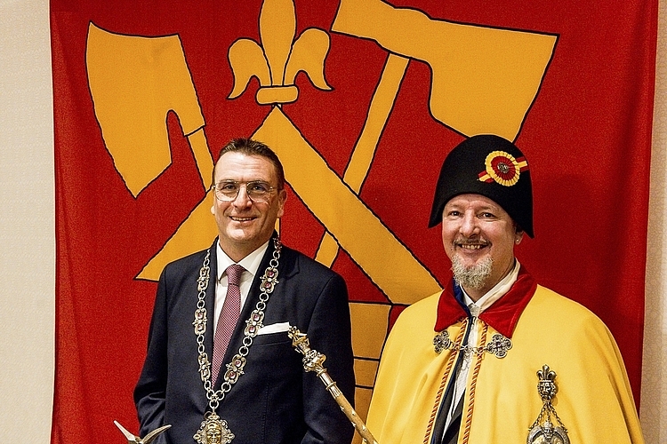 Fritschivater Viktor M. Giopp (l.) mit seinem Weibel Richard Hess. Der Zunftmeister wünscht sich zur Fasnacht 2022 für alle, eine unbeschwerte Zeit zu haben und «so rechtig eis as Bläch zhaue».