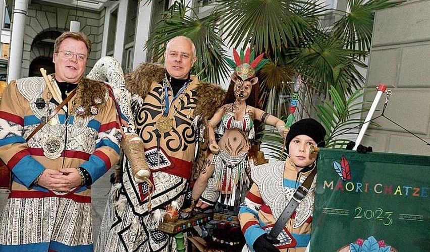 Von links: Pascal Kreienbühl, Chatzemeister, Boris Kanebog, Chatzemajor, und Simon Zemp, Fahnenträger von der Chatzemusig Lozärn, führten das LFK-Komitee und Gäste zur Plakettenpräsentation auf den Kornmarkt.