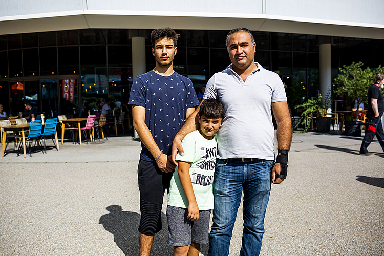 Mohamed, Eyvan und Riad Hassan liessen sich die Chance auf einen Gelegenheitskauf vor der Mall of Switzerland nicht entgehen (von links).