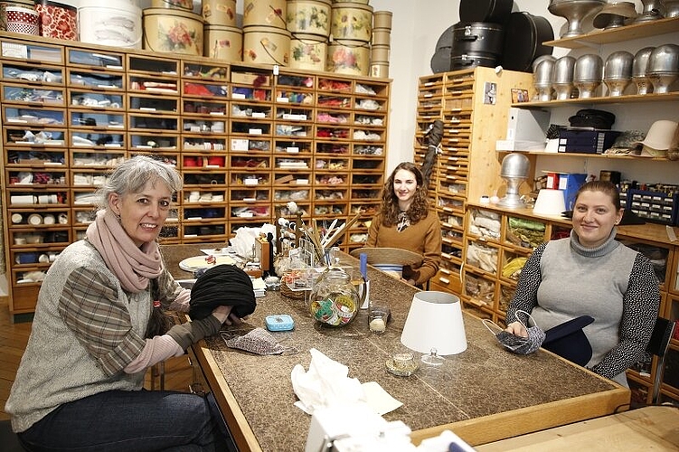 Inhaberin von Caroline Felber, Hüte und Mützen GmbH, und ihre Angestellten Alessia Hediger und Alessia Rizzo (v. l.) freuen sich, wieder für ihre Kunden da zu sein.