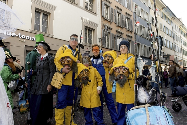 Von links: Frische Egli aus der Reuss fischten Roland Odermatt, Lenn, Stefanie und Finn Wittwer.