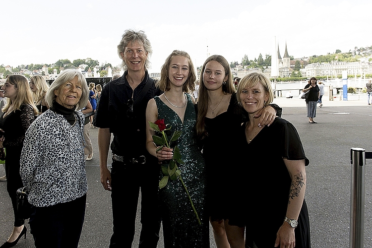 Von links Trudi Trost, Marco, Vanessa, Yasmin, Claudia Caspani. Von links: Trudi Trost, Marco, Vanessa, Yasmin, Claudia Caspani. Für Vanessa war die Lehrzeit streng gewesen, der Klassengeist perfekt. Ihre Klasse hatte die meisten Ehrenmeldungen inklusive der Glanzleistung von 5,8.