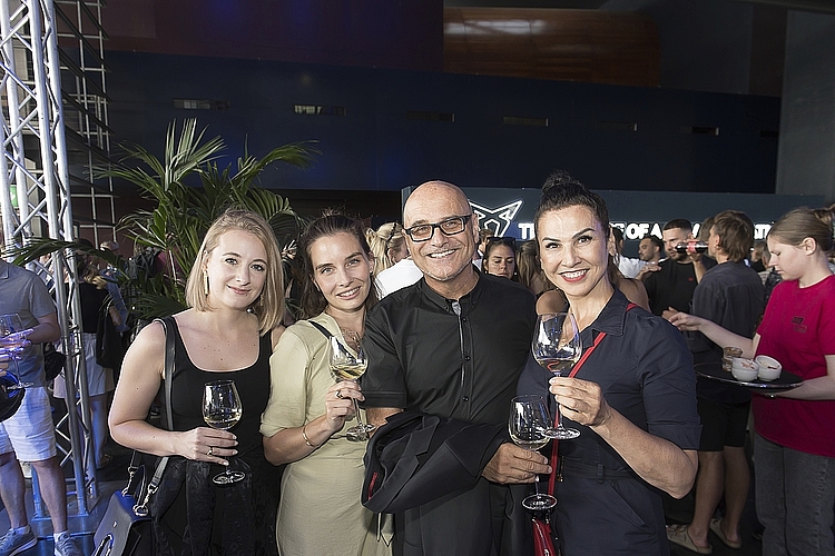 Von links: Thea Leuthold, Valentina Sigrist, mit Carlos und Alic Von links: Thea Leuthold und Valentina Sigrist mit Carlos und Alicia Antonietty meinten: «Die Stadt vibriert!»