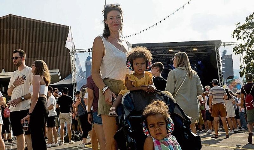 Romana Vogel mit Maela und Jana (vorne) meinte:
«Eine Kollegin hatte mich überzeugt, mit den Kindern zu kommen.» Romana Vogel mit Maela und Jana (vorne) meinte: «Eine Kollegin hatte mich überzeugt, mit den Kindern zu kommen.»