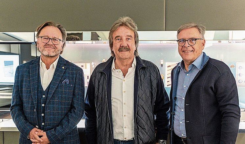 V. l.: Christoph Müller, Persigo AG, Ernesto Blaser, Interbohr AG, und Rolf Hunkeler, 1a Hunkeler Fenster- und Holzbau AG, vor einer der Vitrinen mit Unikaten aus der IWC-Firmengeschichte.