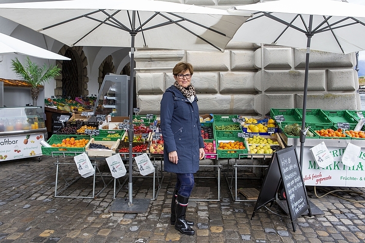 In Friedlis Markthalle unter dem Rathaus zog sich Jela Blazevic vorsorglich mit einem mulmigen Gefühl schon die Gummistiefel an.