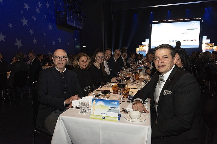Der Emil-Frey-Tisch mit unter anderem Markus Hesse (vorne rechts), Geschäftsführer der Emil Frey AG Ebikon, Kriens und Littau, und Stefan Bischof, Leiter Disposition (vorne links).