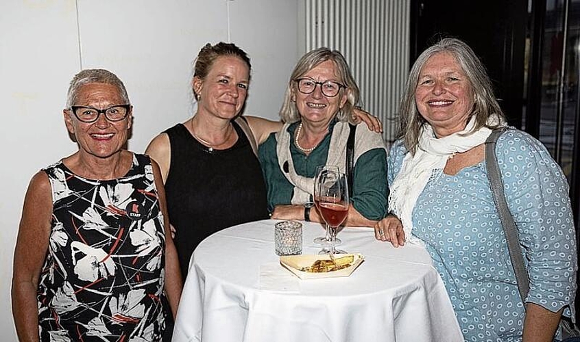 Von links: Lucia Bünter Kula ist Teil des Saalpersonals des Kleintheaters, zusammen mit Frölein-Da-Capo-Fans Mireille Budry, Heidi Steiner und Barbara Steiner.