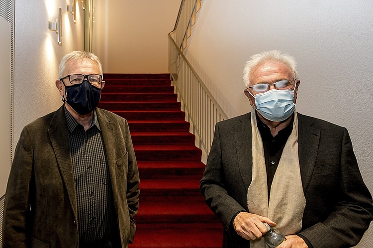 Den ersten Roman hat Paul Huber (links) gelesen und ist zusammen mit Benno Zehnder gespannt auf den 2. Teil der Aufführung.