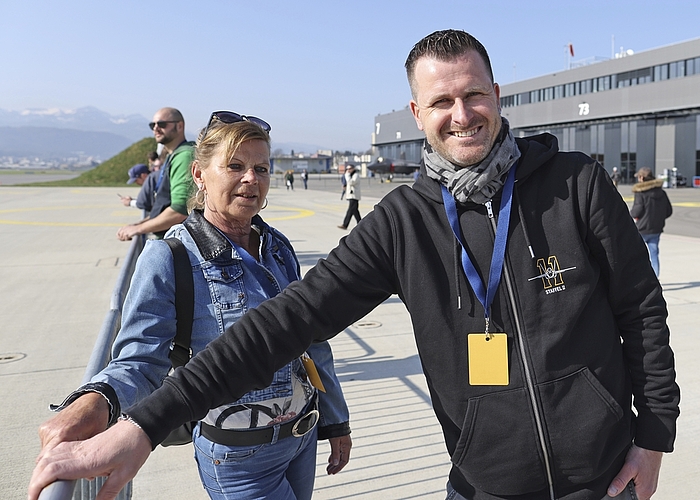 «Wo auch immer die Schweizer Armee fliegt: Wir sind dabei!» Elisabeth Keller mit Sohn Mario findet den Ausdruck «aerosexuell» für ihre Passion nicht abwegig.