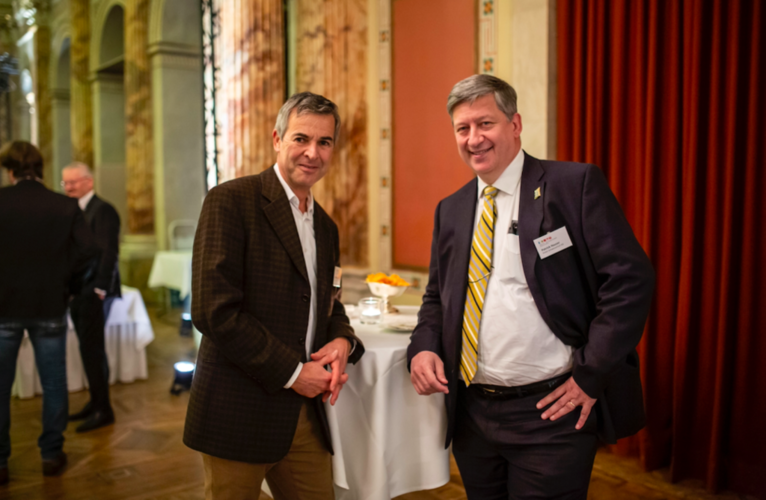 Rolf-Peter Pfaff (links) von Pfaffconsulting GmbH und Gastgeber Patrick Hauser des Hotels Schweizerhof legen viel Wert auf persönliche Begegnungen.