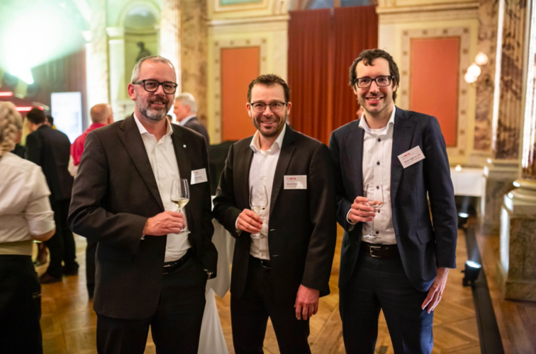 Sie schätzen die Adaptionsfähigkeit und Resilienz der Schweizer Wirtschaft (v. l.) Mathias Meier von der Zürcher sowie Roland Huwiler und Adrian Eggenberger von der Schwyzer Kantonalbank.