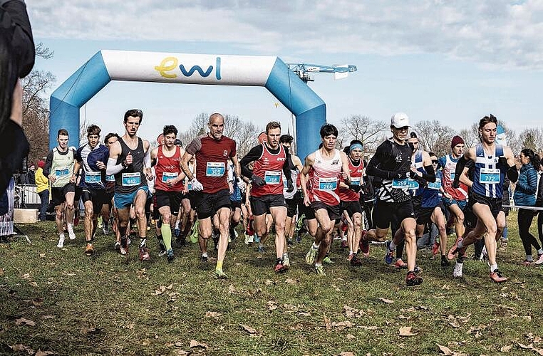 Nach dem Startschuss der Masters Männer flogen die motivierten Athleten förmlich am Publikum vorbei über die Allmend. Die Sonne schien zwar, doch die Temperaturen waren niedrig.