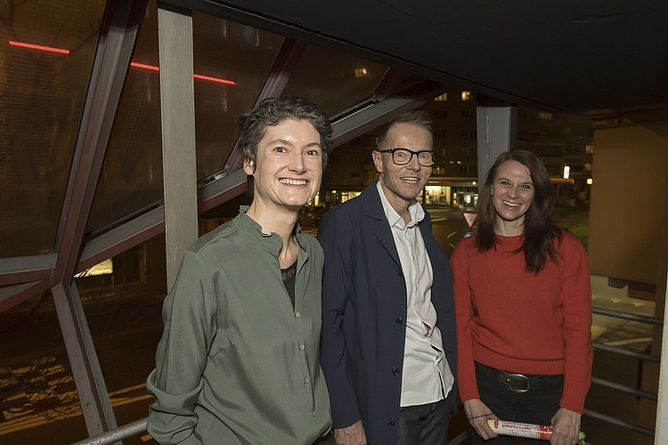 Die beiden Theaterleiterinnen Sonja Eisl (links) und Judith Rohrbach mit Bänz Friedli. Nach der Premiere meinte Bänz: «Es war eine Welle, auf der ich surfen konnte.»