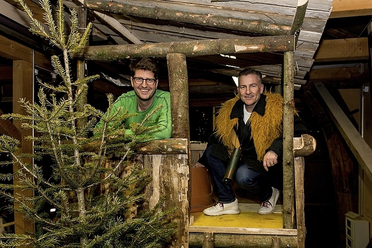 Stefan Matter (links) und Mischa Wegmüller vom Umzugskomitee. Mit der neuen Uniform garantieren Stefan und Mischa für lückenlose Fasnachtsumzüge.