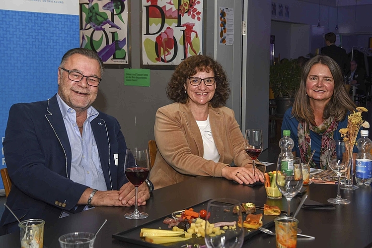 Von links: Kantonsrat Markus Schumacher, Krienser Stadtpräsidentin Christine Kaufmann und Brigitte Heggli von der Heggli AG.