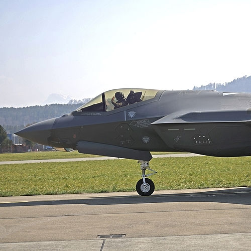 Ein italienischer F-35-Pilot verabschiedet sich von Emmen. 100 Minuten dauert der Flug nach Amendola in Apulien.