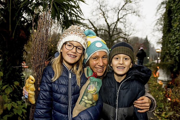 «Der Samichlaus weiss viel», erzählt Elena (l.). Und Manuel (r.) ergänzt: «Ich soll mehr zuhören, wenn meine Mutter (Lara, Mitte) etwas zu mir sagt.»