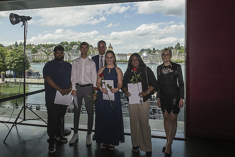 Von links: Snehan Pararajasingam, Nils Christen, Ständerat Dami Von links: Snehan Pararajasingam, Nils Christen, Ständerat Damian Müller, Sabrina Wermelinger, Mathumita Mangaleswaran und die Klassenlehrerin Sandra Catalano.