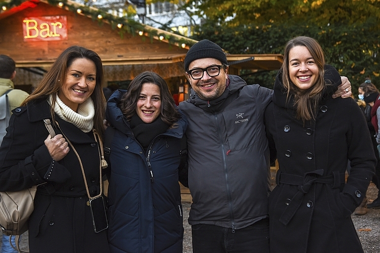 Von links: Sandra Sartory-Walker, Michèle Achermann, Daniel Galliker und Chantal Troxler starteten ihren Teamevent mit einem leckeren Glühwein, bevor es zum Abendessen weiterging.