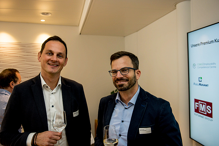In einem Bergrestaurant könnte Remy Reichmuth, Reichmuth & Co Privatbankiers, auch arbeiten. Und Ruedi Bertschi von der UBS kann auch im Homeoffice arbeiten und freut sich, wenn es heisst: «Papi – essen!»
