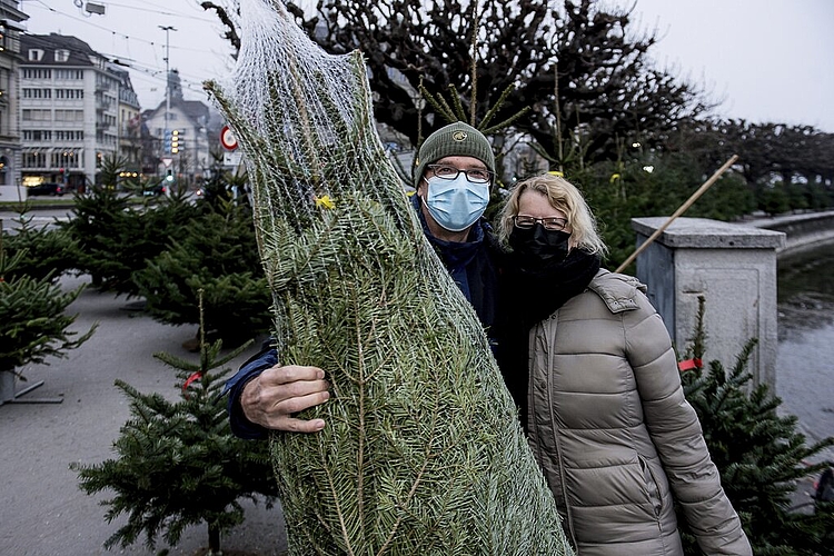 Nachdem der Baum gekauft ist, überlegen sich Pius Schöpfer und Beata Zimmermann, ob sie sich noch einen Schlummerbecher auf dem Dampfschiff genehmigen wollen.