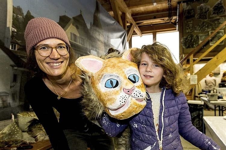 Sue hat eine Katze zu Hause und ist ein kleiner Fan der Chatzemusig Lozärn. Ihre Mutter Yvonne Bossard hat bei der Gestaltung des Grends tatkräftig mitgeholfen.