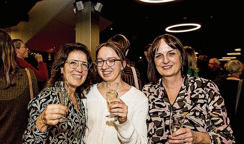Von links: Manuela und Noemi Sommer mit Corinne Korner waren beeindruckt vom Tanz, von der Choreografie und den hübschen Herren und kannten die Lieder der 80er.