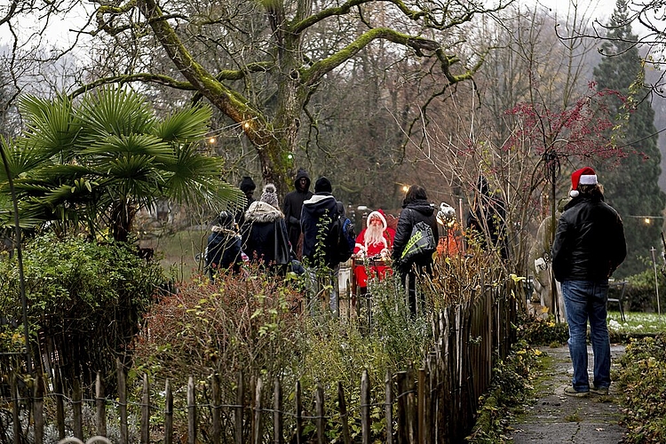 Anstatt nach Hause kam der Samichlaus des Bireggwaldes in die Garden Villa. Über 80 Familien besuchten ihn letzte Woche.