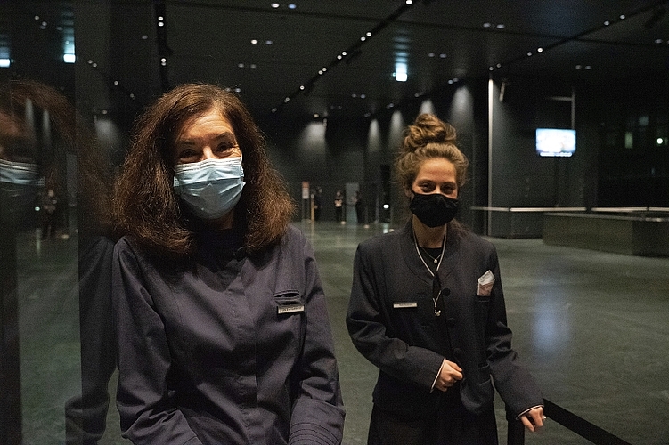 Rahel Stockmann (links) und Ursi Eyer-Lehmann nahmen die Gäste herzlich in Empfang – und deren Angaben zu Zwecken des Trackings auf.