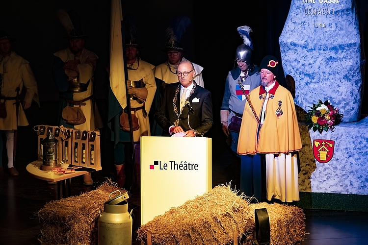 Wie auf der Wiese in Sempach wurden die Reden auf der Theaterbühne im Schatten des Winkelried-Steines, der im Gegensatz zum Original nur ein paar Kilo wiegt, gehalten. Im ganzen Theatersaal sorgten Heu sowie zum Teil über hundertjährige Landwirtschaftswerkzeuge und Kuhglocken für eine heimelig-naturnahe Atmosphäre.
