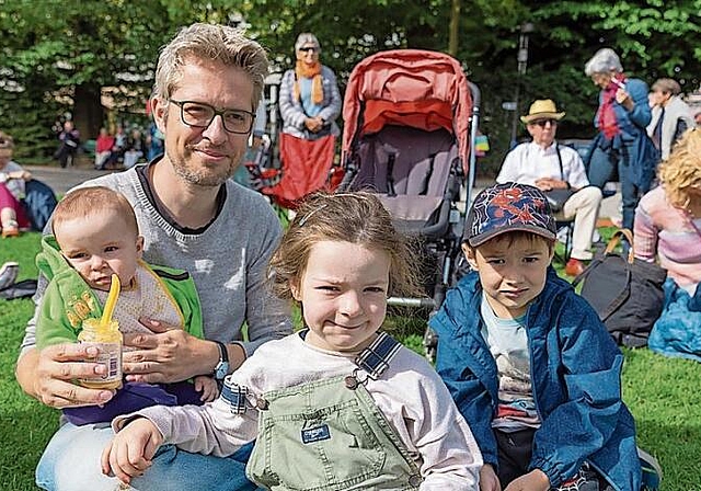 Lucerne-Festival-Mitarbeiter Malte Lohmann führt seine Kinder in jungen Jahren ans LF heran: Mara, Lou und Louis sind konzentriert dabei.