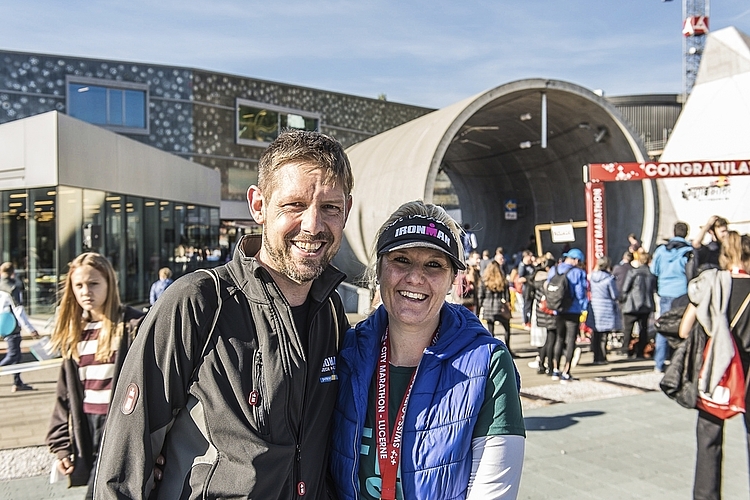 Philipp Arnold und Carmen Ineichen waren überglücklich, wieder einmal laufen zu können. Unterwegs standen überall Leute, die sie angespornt hatten.