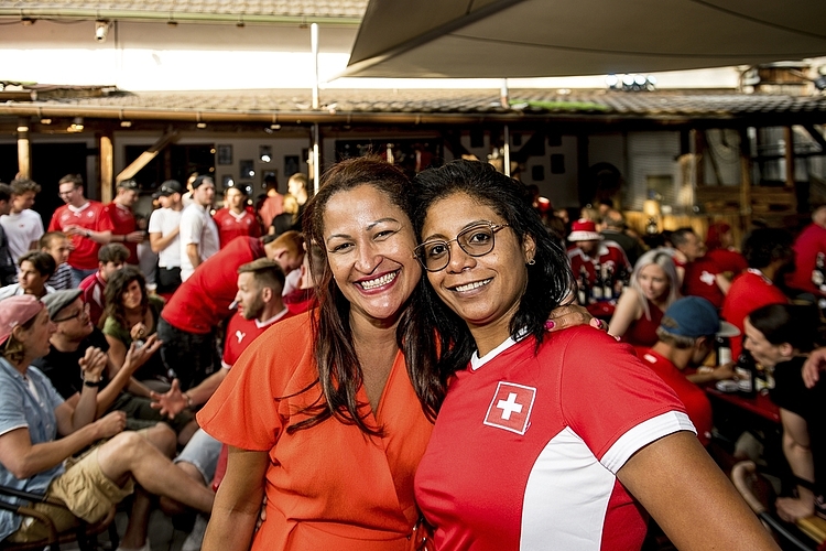 Sie hofften auf einen Schweizer Sieg: Andrea dos Santos und Bia Weiss (v. l. n. r.).