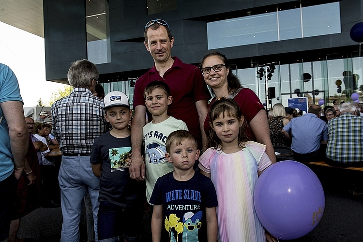 In der Familie von Christian und Nina Eugster spielen alle – vom Grössten bis zum Kleinsten – ein Instrument. Mit den Kindern (von links): Pirmin, Marius, Vitus und Caroline.