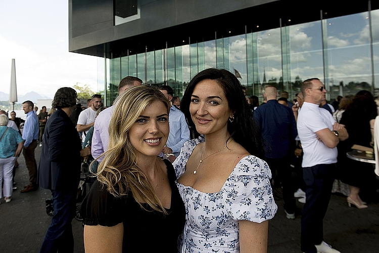 Albina Isanaj (l.) und Linda Krasniqi. Als Lehrmeisterinnen im C Albina Isanaj (links) und Linda Krasniqi. Als Lehrmeisterinnen im Coop sind sie stolz auf ihre Lehrabgänger:innen.