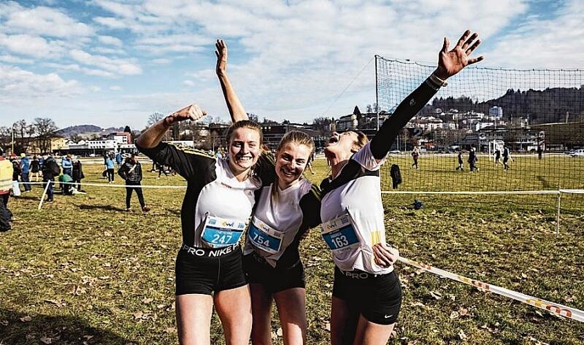 Von links: Cheyenne Lang, Elina Lächele und Andrea Diemand liessen nach der «erfolgreichen grossen Schlammschlacht» fröhlich die letzte Energie raus.
