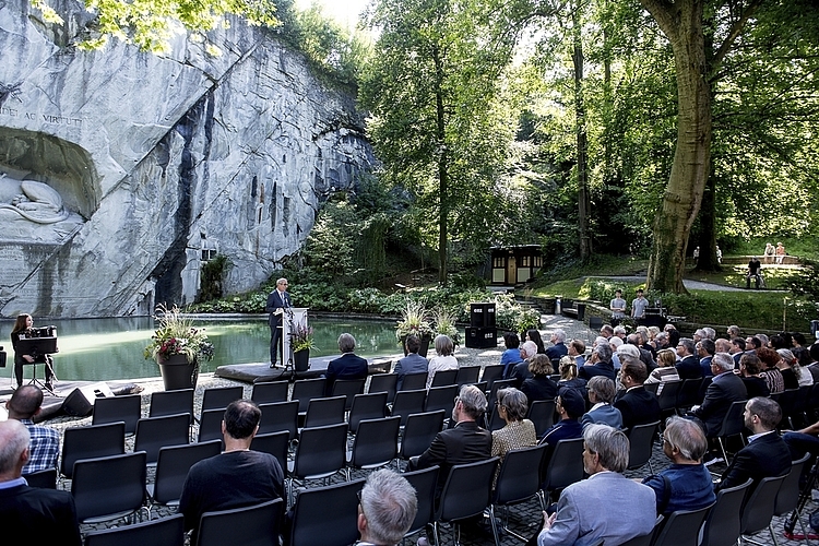 Im Zentrum des Anlasses vor dem Löwendenkmal standen Reden von alt Bundesrätin Doris Leuthard, von Historikerin Silvia Hess, von Autor Severin Perrig sowie von Stadtpräsident Beat Züsli.