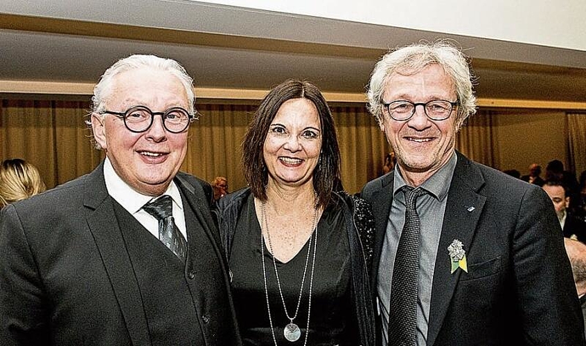 Ehrengast Gabriel Galliker mit Ehefrau Yolanda findet es eine ehrenvolle Rolle, zweimal als Sponsor des Prägewerkzeugs der Plakette die Fasnacht zu unterstützen.